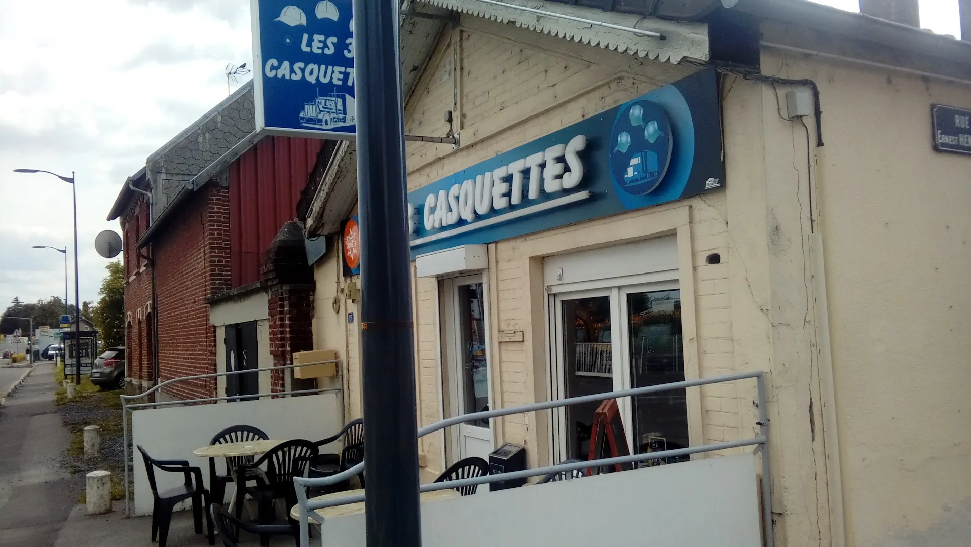 Les Trois Casquettes